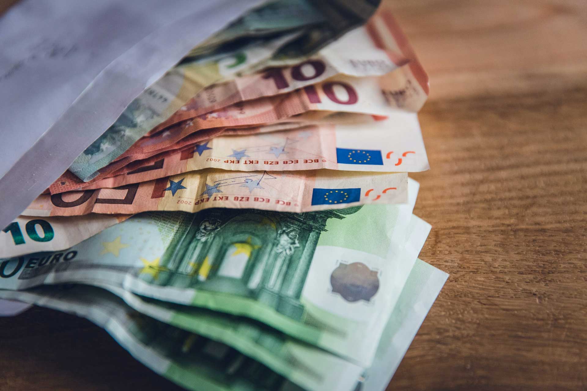 Geöffneter Briefumschlag mit mehreren EURO-Geldscheinen