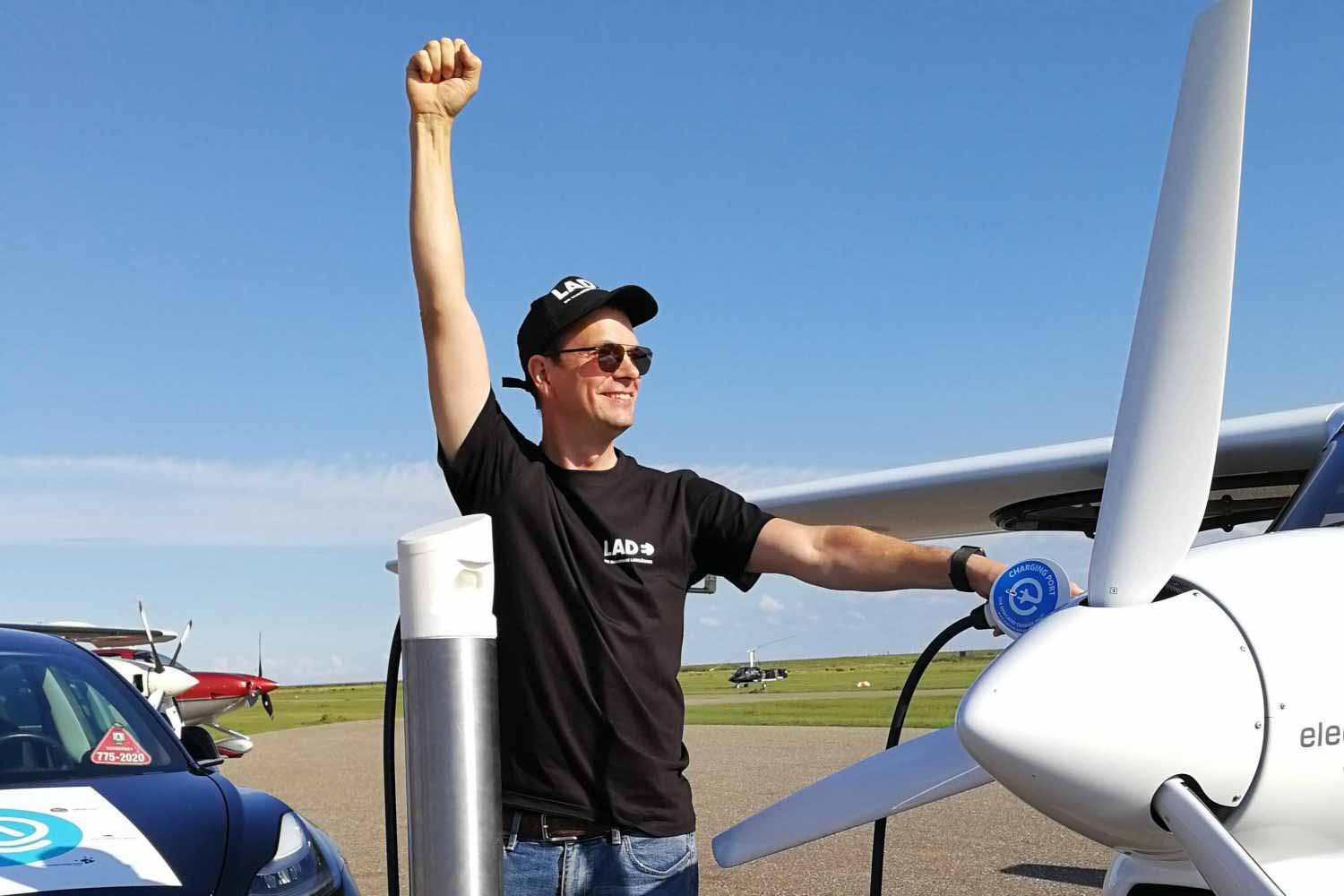 Dennis Schulmeyer an Elektroflugzeug mit eigener Ladesäule