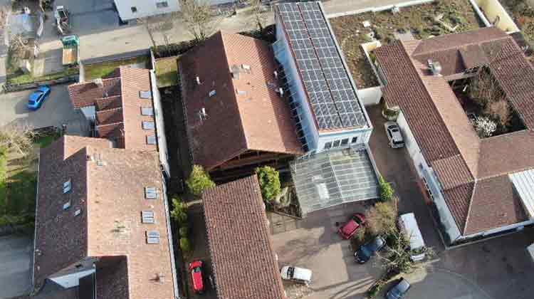 Draufsicht auf die LADE GmbH mit Solarpanelen auf dem Dach