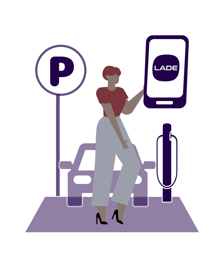 Frau vor parkendem Auto an Ladesäule mit übergroßem Handy in der Hand. Auf dem Display das Logo der LADE GmbH