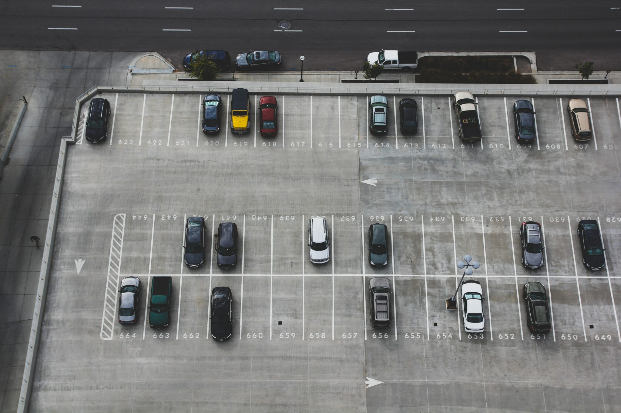Parkplatz mit unterschiedlichen Autos aus der Vogelperspektive