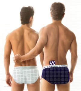 Rückenansicht zwei Männer in Unterhosen mit der Aufschrift LADEbuxe