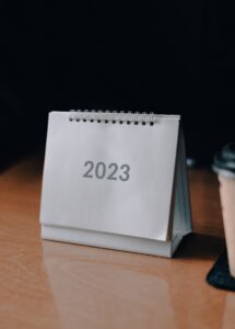 Kalender mit Kalenderblatt mit der Jahreszahl 2023